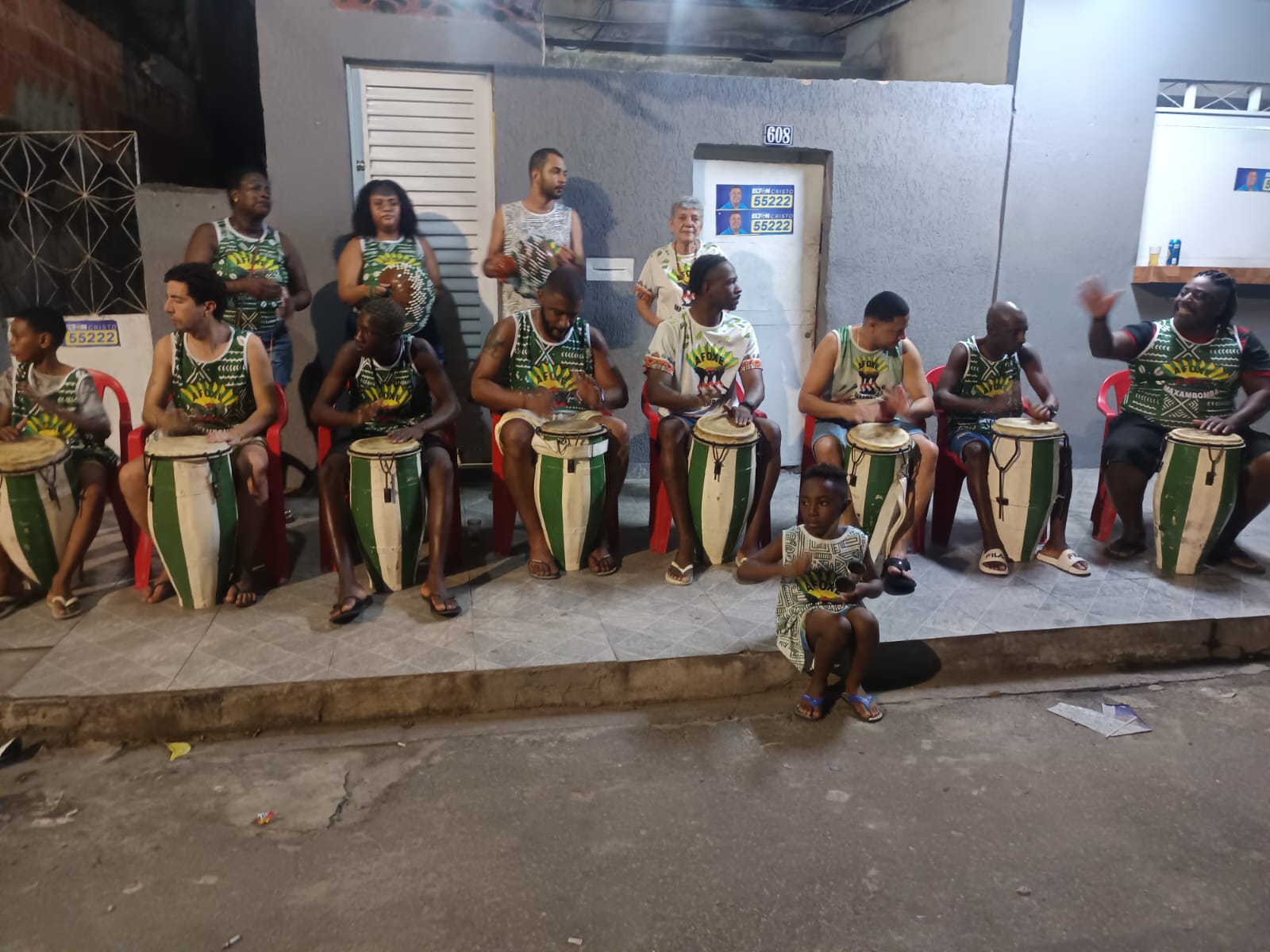 Percussionistas do Afoxé Maxambomba durante a apresentação cultural