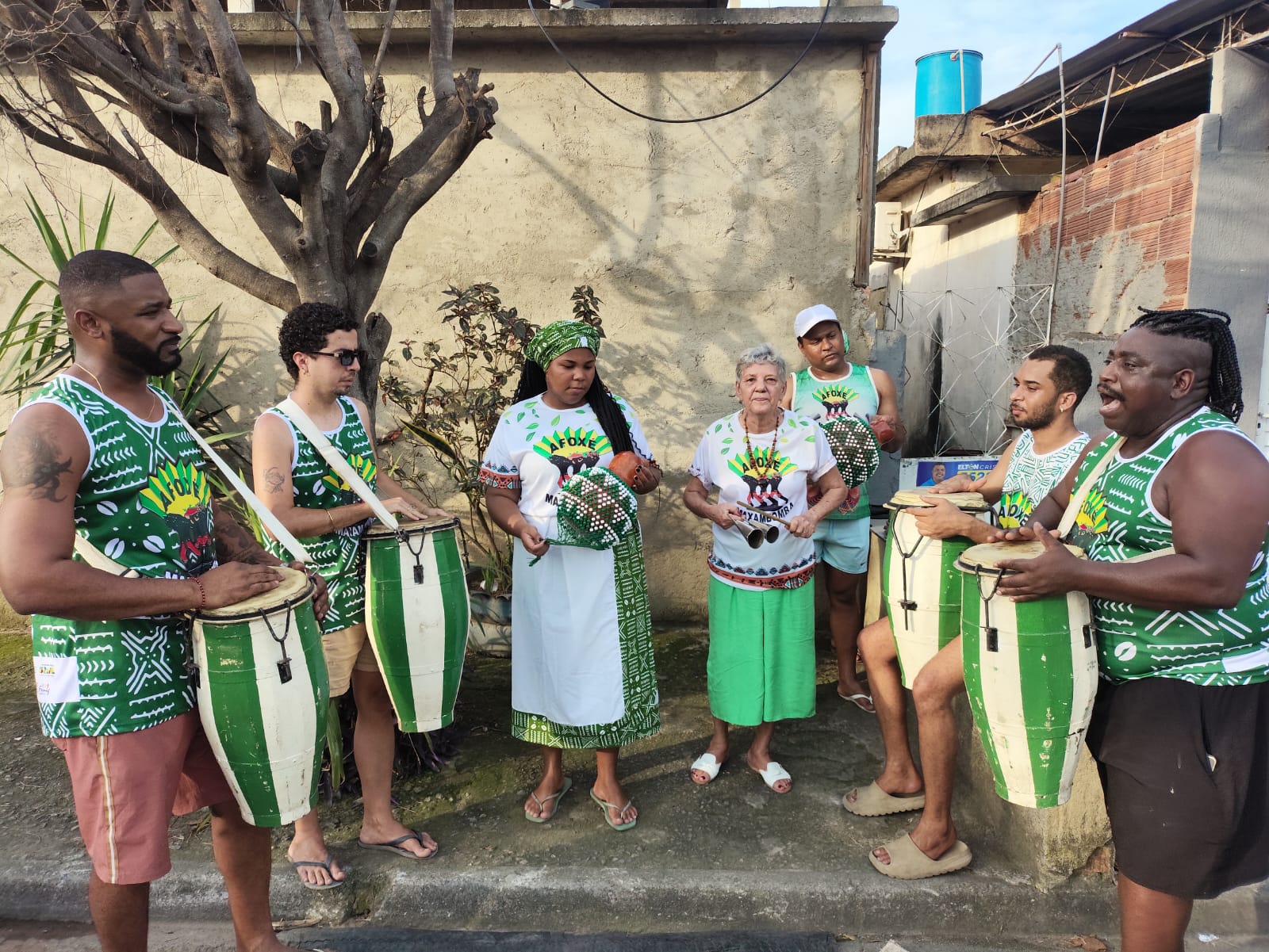 Integrantes do Afoxé Maxambomba tocando instrumentos na apresentação